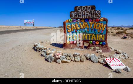 Californie, États-Unis, 30 septembre 2024, vue d'un panneau pour Salvation Mountain, une colline dans le désert près de la communauté de Slab City Banque D'Images