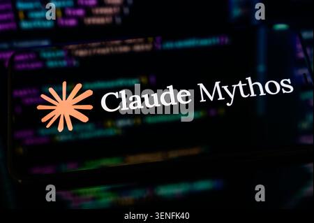 Paris, France - 11 juin 2026 : le logo Claude Mythos affiché sur un écran numérique avec des lignes de code informatique en arrière-plan. Banque D'Images