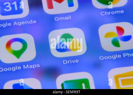 Paris, France - 11 juin 2026 : vue rapprochée de l'icône de l'application Google Drive sur l'écran d'un smartphone. Banque D'Images