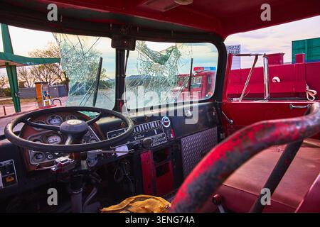 Pare-brise cassé et tableau de bord vintage dans l'intérieur de camion de pompiers abandonné Arizona Banque D'Images
