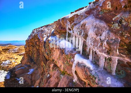Glaçons Red Rock avec neige sur Calico Tanks Desert Cliffs Nevada paysage hivernal Banque D'Images
