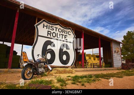 Bouclier historique de la route 66 avec moto Vintage et Yellow Carriage Arizona Banque D'Images