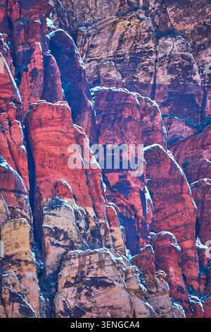 Falaises de grès de Red Rock Canyon avec des accents de neige dans le Nevada Banque D'Images