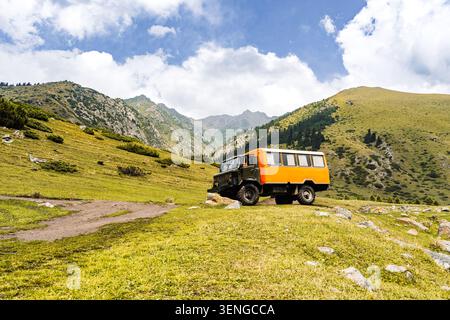 Camion 4x4 tout-terrain soviétique transportant des touristes à Altyn Arashan Banque D'Images