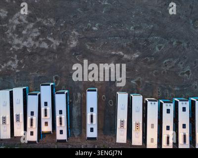 Vue aérienne de haut en bas des bus de la ville garés à Tallinn Estonie Banque D'Images