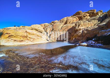 Étang gelé et neige dans Red Rock Canyon avec des formations de grès spectaculaires Banque D'Images