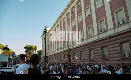 Les manifestants se rassemblent devant un bâtiment gouvernemental lors d'une manifestation contre le premier ministre EDI Rama. Banque D'Images