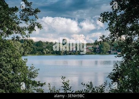 Vue du magnifique paysage de lac forestier dans le parc national de valdai, Russie. Banque D'Images