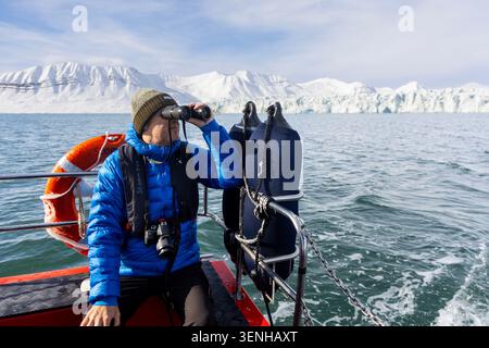 Faites un voyage en bateau près du glacier de Borebreen, Spitzberg, Svalbard Banque D'Images
