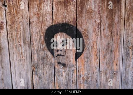 Image du triste clown français Pierrot sur une vieille porte en bois en France. Banque D'Images