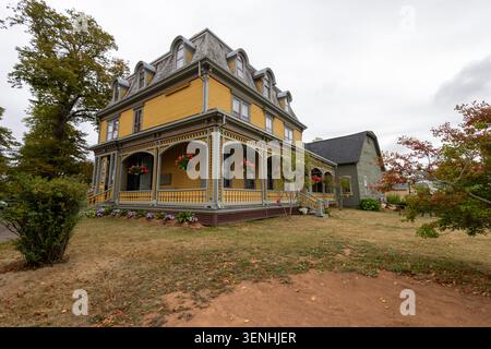 Manoir historique de l'époque victorienne à l'Île-du-Prince-Édouard Canada avec des boiseries décoratives ornées enveloppant les fenêtres de la véranda et magnifiquement p Banque D'Images