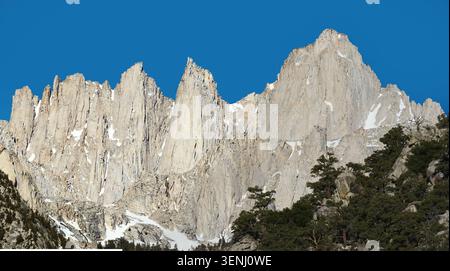 Paysage de montagne avec la face est du mont Whitney et la Keeler Needle, Day Needle, Third Needle, Pinnacle Ridge et aiguille Extra. Banque D'Images