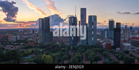 Vue aérienne en soirée de l'horizon moderne de gratte-ciel à Manchester au coucher du soleil. Banque D'Images