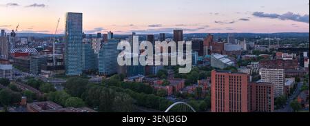 Panorama aérien de Manchester Skyline avec gratte-ciel modernes au crépuscule Banque D'Images