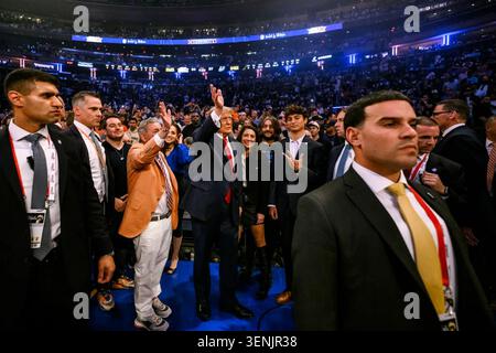 Le président Donald J. Trump traverse la foule et les vagues au Madison Square Garden tout en assistant au match 3 des finales de la NBA entre les Knicks de New York et les Spurs de San Antonio, le 8 juin 2026. Image reproduite avec l'aimable autorisation de la Maison Blanche. Banque D'Images