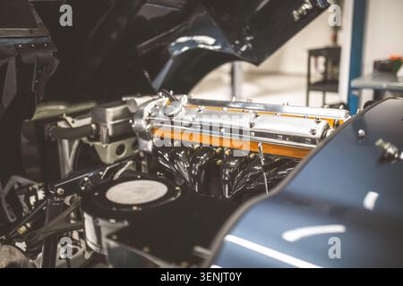 Une vue rapprochée du moteur emblématique de la voiture de sport, mettant en valeur ses composants mécaniques complexes et sa métallurgie polie Banque D'Images