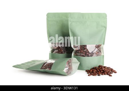 Sacs de café verts sur fond blanc Banque D'Images