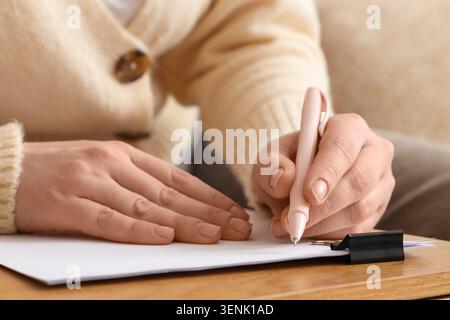 Femmes écriture à la main sur papier avec stylo rose, communication d'entreprise et concept d'éducation, vue rapprochée Banque D'Images