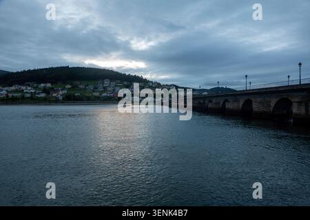 Viveiro, Lugo, Galice, Espagne - 17 mai 2026 : large vue panoramique de Viveiro, Espagne, avec le pont de pierre historique sur l'estuaire, bui côtier Banque D'Images