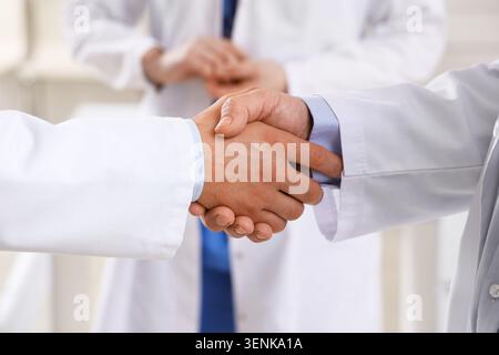 Les professionnels de la santé s'accordent sur le partenariat et la collaboration dans le domaine de la santé le médecin et le patient font confiance au succès de l'accord hospitalier Banque D'Images