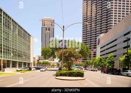 Ligne d'horizon du centre-ville avec une tour Shell Square encadrée par des gratte-ciel modernes le long d'un large boulevard, quartier central des affaires, Nouvelle-Orléans, Louisiane. Banque D'Images