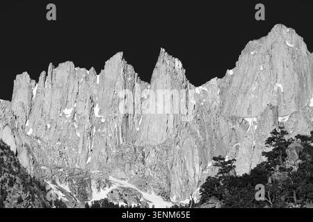 Paysage noir et blanc avec la face est du Mt. Whitney et la Keeler Needle, Day Needle, Third Needle et Pinnacle Ridge, dans le Banque D'Images