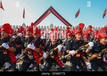 SRINAGAR, CACHEMIRE sous ADMINISTRATION INDIENNE – 30 MAI 2026 : des soldats de l’armée indienne nouvellement recrutés de l’infanterie légère du Jammu-et-Cachemire (JAKLI) participent à un défilé d’évanouissement au quartier général de l’armée du JAKLI à Srinagar, Jammu-et-Cachemire. Au total, 538 jeunes hommes du Cachemire, représentant diverses origines religieuses, ont été officiellement intronisés dans le régiment d'infanterie légère du Jammu-et-Cachemire (JAKLI) de l'armée indienne après avoir terminé 24 semaines de rigoureux entraînement militaire. Photo de Sameer Hussain / JNA Press (photo de Sameer Hussain / JNA Press via Nexpher images) Banque D'Images