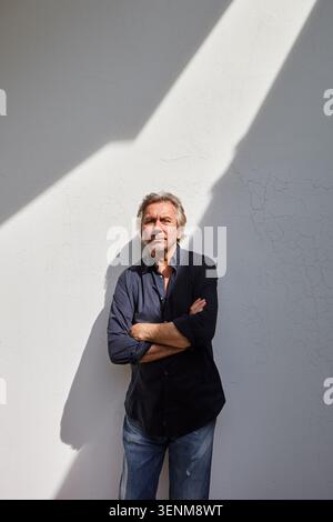 Série documentant le sculpteur français Bernar Venet à la Fondation Venet, avec des interviews franches, son studio privé et des espaces de galerie. Banque D'Images