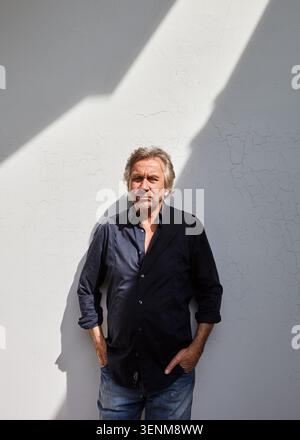 Série documentant le sculpteur français Bernar Venet à la Fondation Venet, avec des interviews franches, son studio privé et des espaces de galerie. Banque D'Images
