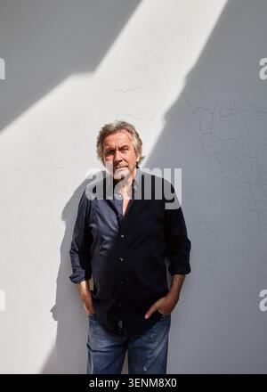 Série documentant le sculpteur français Bernar Venet à la Fondation Venet, avec des interviews franches, son studio privé et des espaces de galerie. Banque D'Images