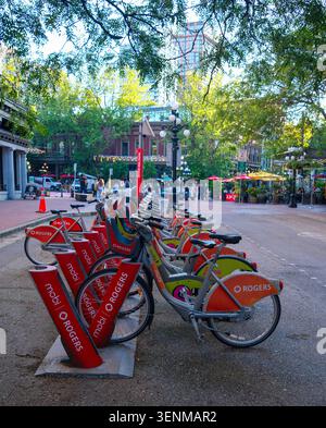 Une rangée de vélos communautaires dans le cadre du programme Mobi Bike Share à Gastown, Vancouver, C.-B. Banque D'Images