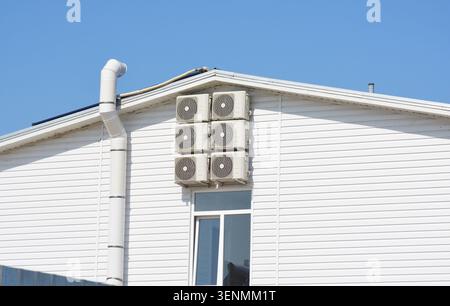 Unités de refroidissement HVAC et collecteur solaire Banque D'Images