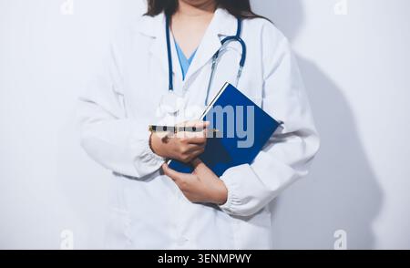 Portrait d'une femme médecin, tenant le dossier Banque D'Images