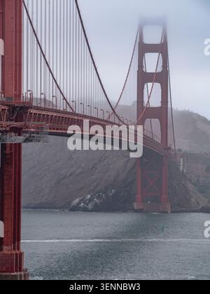 Tour du Golden Gate Bridge s'élevant au-dessus de la baie de San Francisco par temps couvert, San Francisco, Californie, États-Unis. Banque D'Images