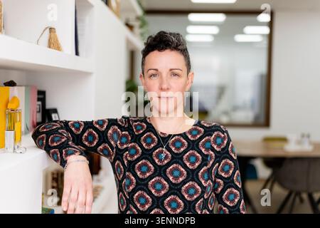 Femme professionnelle confiante posant dans son bureau Banque D'Images