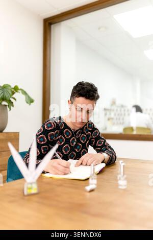 Femme évaluant les parfums et prenant des notes Banque D'Images