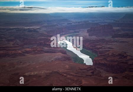 Vue aérienne spectaculaire de la rivière serpentant à travers un vaste canyon rouge Banque D'Images