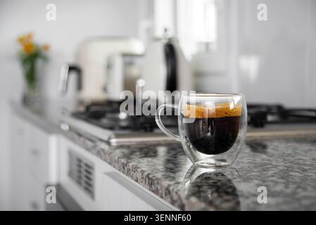 Café expresso dans une tasse en verre à double paroi sur le comptoir de la cuisine Banque D'Images