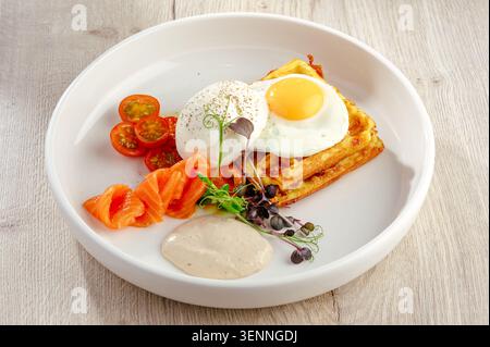 Gaufre savoureuse gourmande avec œufs et saumon fumé Banque D'Images