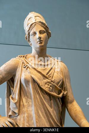 Statue en marbre de la déesse Athéna, divinité protectrice d'Athènes, Louvre Abu Dhabi, eau Banque D'Images