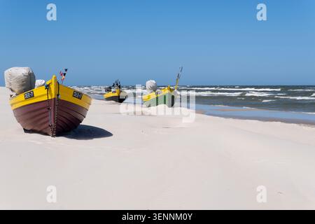 Un traditionnel Kashubian bateaux de pêche sur une plage de Debki. Mer Baltique. Debki. Pologne Banque D'Images
