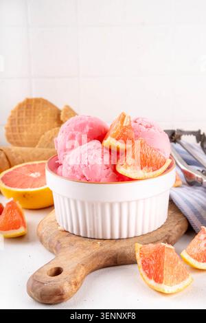 Savoureuse glace au pamplemousse, dessert sorbet aux agrumes aux fruits avec jus de pamplemousse et tranches, espace copie Banque D'Images