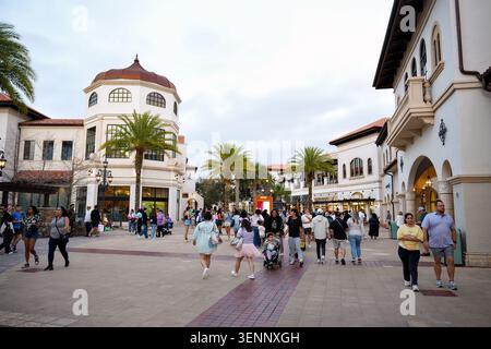 Orlando États-Unis février 28 2026 promenade de Disney Springs avec des foules Banque D'Images