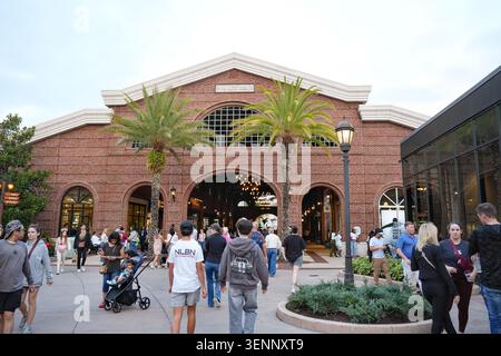 Orlando USA février 28 2026 entrée du marché en brique avec les visiteurs Banque D'Images