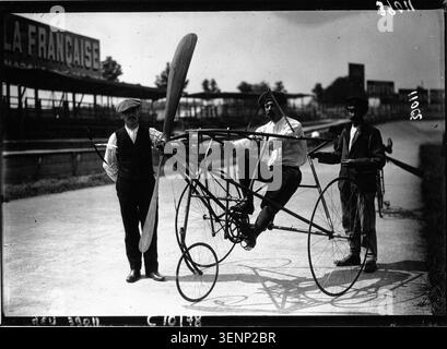 Une photographie de presse sans titre survit sans légende descriptive et n'est identifiée que comme une image fixe dans l'archive. Aucun sujet, lieu, événement, personne ou date n'est indiqué au-delà de son format photographique. Banque D'Images
