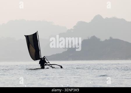 Canoë traditionnel connu sous le nom de pêche oruwa sur le lac Senanayake Samudraya, parc national de la vallée de Gal Oya, Sri Lanka Banque D'Images
