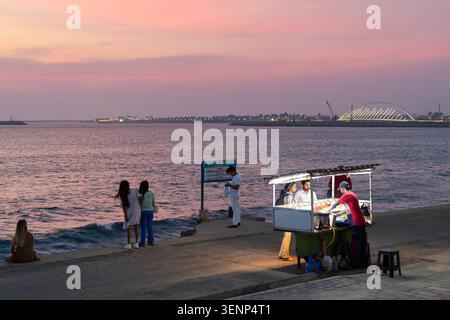 Stand de nourriture au coucher du soleil, Galle face Green, Colombo, Sri Lanka Banque D'Images