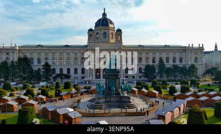 Vue aérienne par drone du marché de Noël de Vienne et du monument Maria Theresa devant le Kunsthistorisches Museum, Maria-Theresien-Platz, Vienne, Autriche Banque D'Images