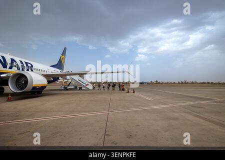 Maroc, Marrakech - 12 août 2023 : un plan large d'un avion Ryanair stationné sur le tarmac de l'aéroport de Marrakech-Menara (RAK), avec un petit groupe de Banque D'Images