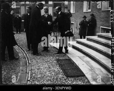 Le roi Christian X de Danemark passe en revue la garde d’honneur à l’Élysée et arrive au pavillon danois de la Cité universitaire en 1933, où il est reçu par M. Honorat, directeur de l’institution, lors d’une visite officielle enregistrée dans une photographie de presse. Banque D'Images